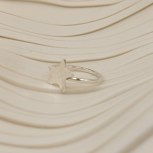 Sterling silver hammered star ring (size M)